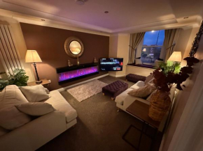 Church View 2 Large en suite bedrooms with KING size beds & Smart TV